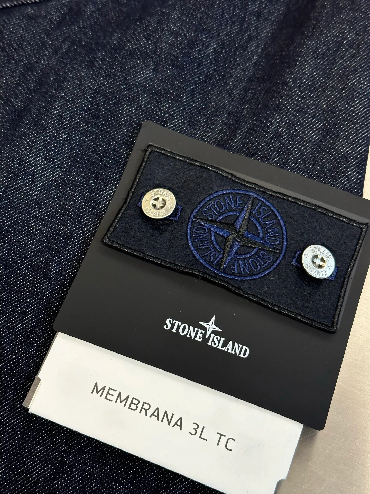 P520 Stonelsland Stone Island emblem denim jacket is made of custom-made high-density twill denim fabric. The front chest pocket is cut into the front panel in a golden ratio. The iconic Stonelsland emblem is embellished on the sleeves, like a unique medal, highlighting the brand's imprint. The whole piece of clothing is washed with medium filial piety, using a special solution to remove stains and slight fading, and then snowflake washed, using a strong washing method to fade the color to make it more uniform. The whole piece of clothing is stitched together using an embedded clamping machine. By changing the needle position, the embedded clamping machine can control the distance between the two needles to achieve seamless, smooth and tidy splicing. Size: s m l xl